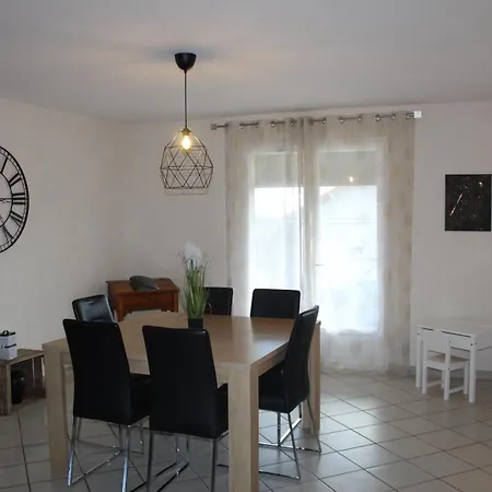 Maison Vue Chaine Des Puys Holiday home Artonne